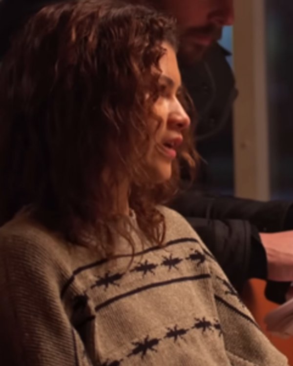 Euphoria-S03-Zendaya-Alpine-Knit-Logo-Sweater Euphoria-S03-Zendaya-Alpine-Knit-Logo-Sweater