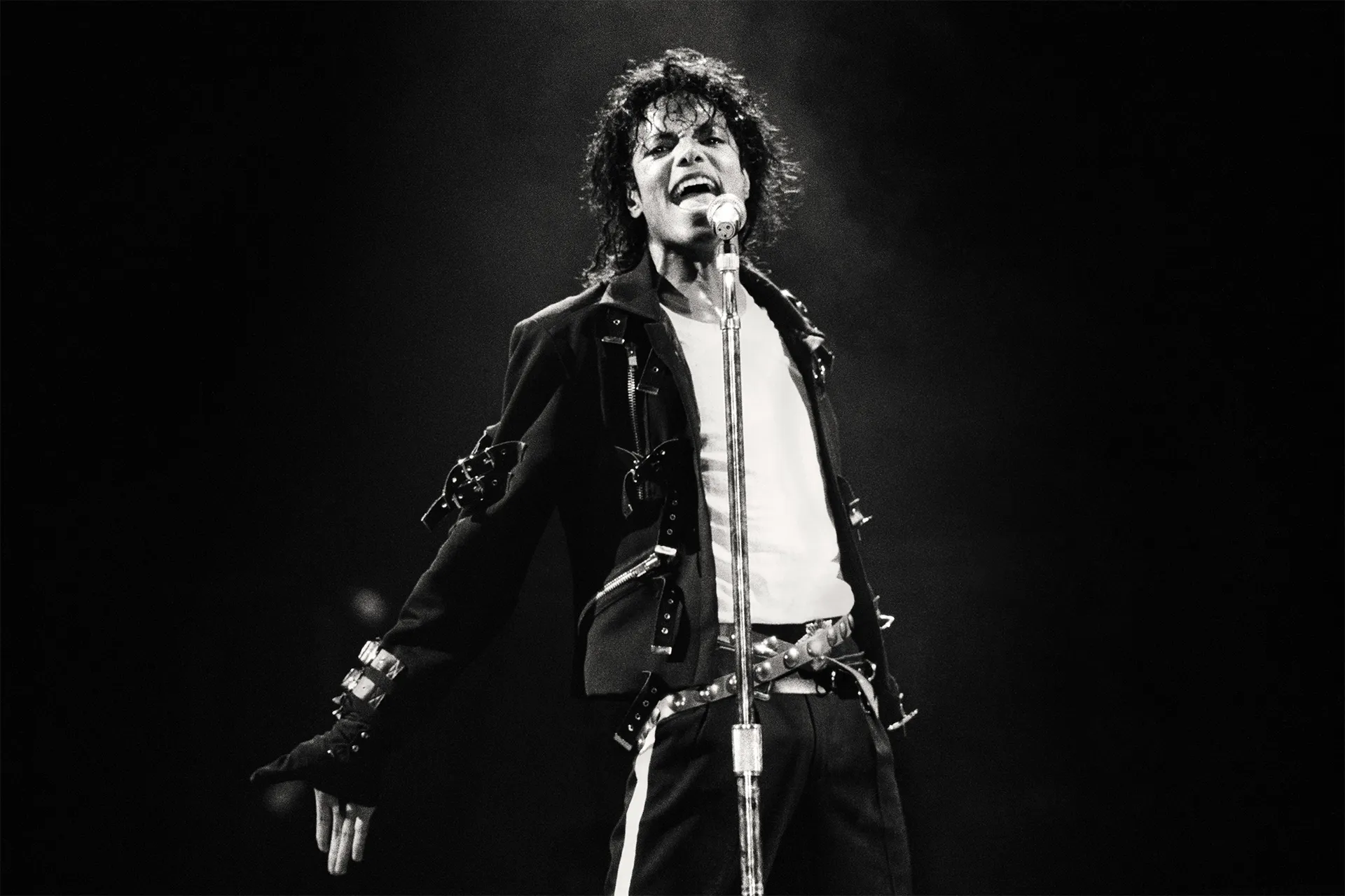 Michael Jackson’s Classic Smash Dances To A New Chart Peak And His Iconic Outfit Steals the Spotlight