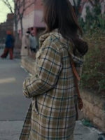 Ponies-S01-Emilia-Clarke-Toggle-Green-Hooded-Duffle-Coat.webp