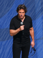 World-Cup-Closing-Ceremony-Tom-Cruise-T-Shirt-Front-View (1)