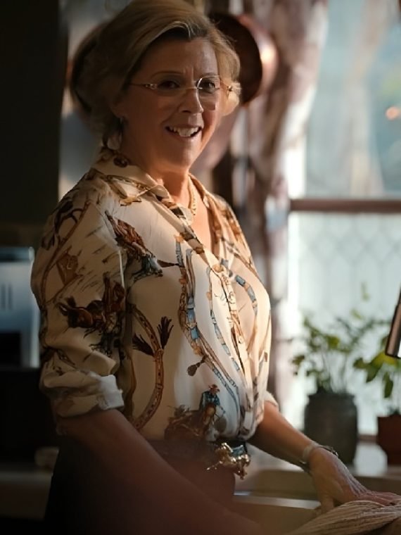 Annette-Bening-Dutton-Ranch-2026-Horse-Print-Button-Down-Blouse-570x760 Annette-Bening-Dutton-Ranch-2026-Horse-Print-Button-Down-Blouse-570x760
