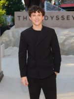 Tom-Holland-The-Odyssey-New-York-Premiere-2026-Suit-570x760