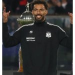 Vozinha-Colo-Colo-Monumental-Stadium-Sweatshirt