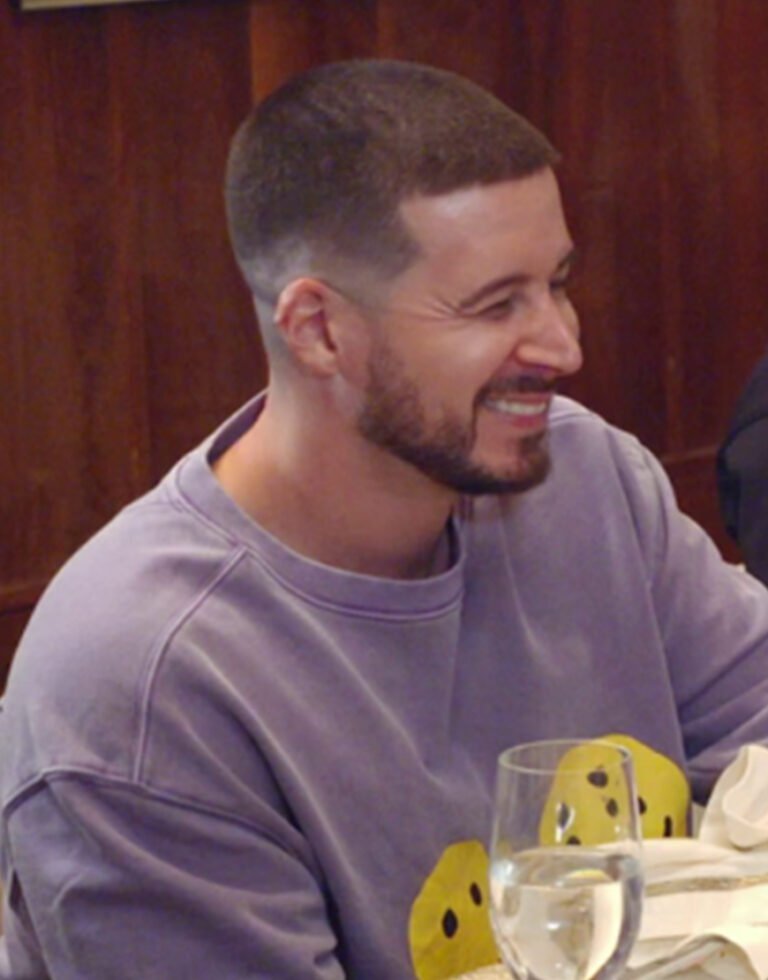 Jersey-Shore-Family-Vacation-S08-Vinny-Guadagnino-Smiley-Face-Sweatshirt (1)