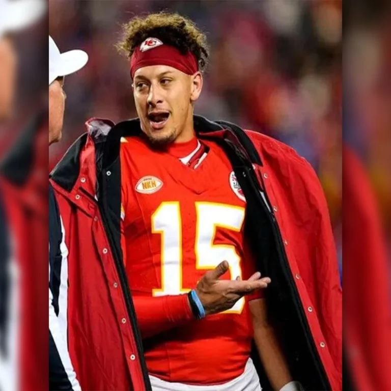 Kansas-City-Chiefs-Patrick-Mahomes-Cape-Coat